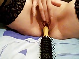 Elle se masturbe avec une brosse