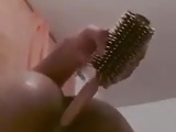 avec une brosse a cheveux c mieux !