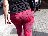 Veterana Chuletuda de Leggins Rojos Atigrados Sabrosa