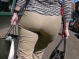 Candid Bubble Butt Milf in Tight Pants