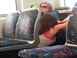 chico grava dos chicas chupandose la concha en el tren