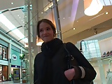 Teeny in der Mall angesprochen und von 2 Typen auf gefickt