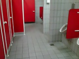 Auf oeffentlicher Toilette am Flughafen Koeln-Bonn gewichst