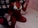 Morena pajiandose con un bolon