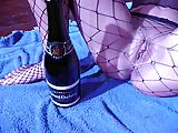 Sekt-, Champagner-Flasche in Pussy