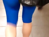 NOw thats how you wear blue leggings