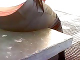 Calcinha coroa aparecendo sentada no ponto