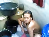 indonesian- cewe sedang mandi dirakam oleh teman