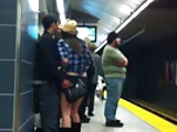 en el anden del metro