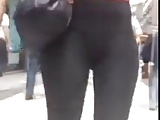 Knock Kneed juicy butt in leggings