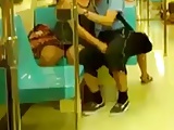 manoseandose en el metro