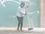 agarra bien el palo barriendo