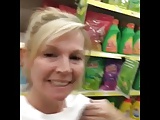 Rubia madura exhibiendose en supermercado 