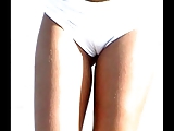 chica hermosisima en la playa  marcando cameltoe