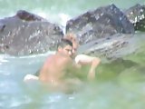 Joven se coje a una madura en la playa(espia)