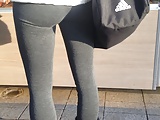 Petite fesses en leggings