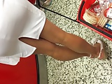 Hot upskirt blonde supermarkt 