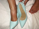 Shoejob and cum in her pointy blue heels