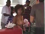 Ebony THOT goes naked in restaurant