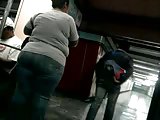 Gorda culona en el metro