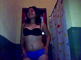 desnudandome en el bano de una amiga parte 1