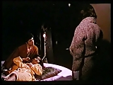 Nackt auf schwarzer Seide 